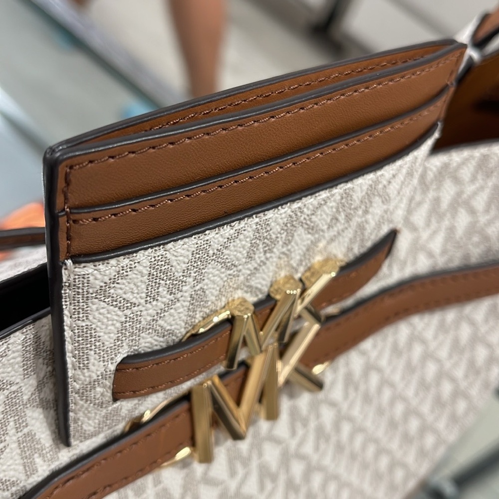 MICHAEL KORS Reed Large Card Holder Case Wallet 
COLOR: Vanilla MK Signature - Picture 7 of 16
